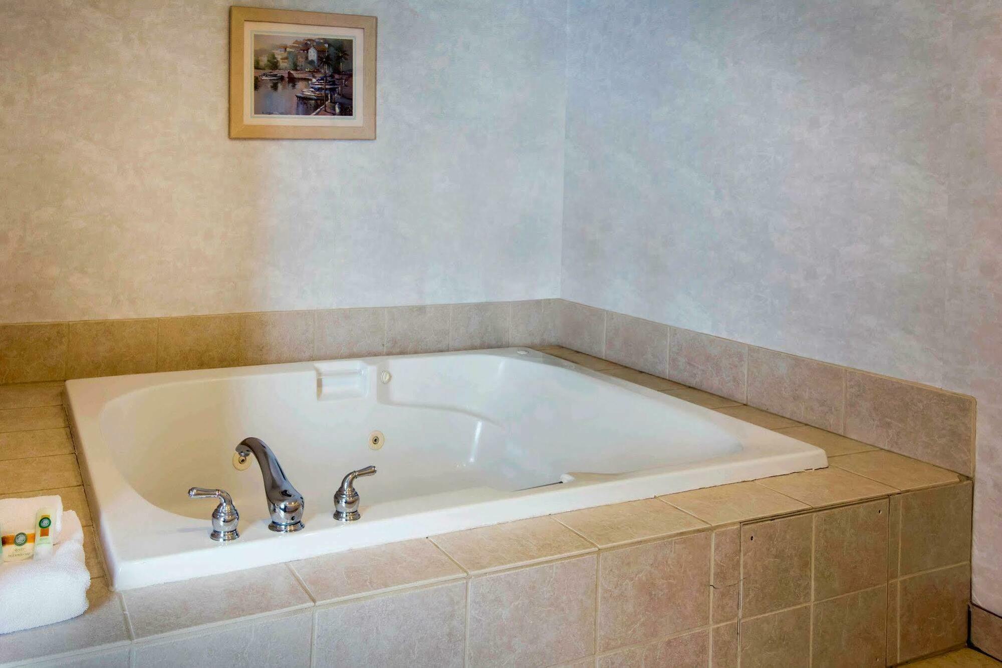 Quality Inn & Suites Of Liberty Lake Экстерьер фото